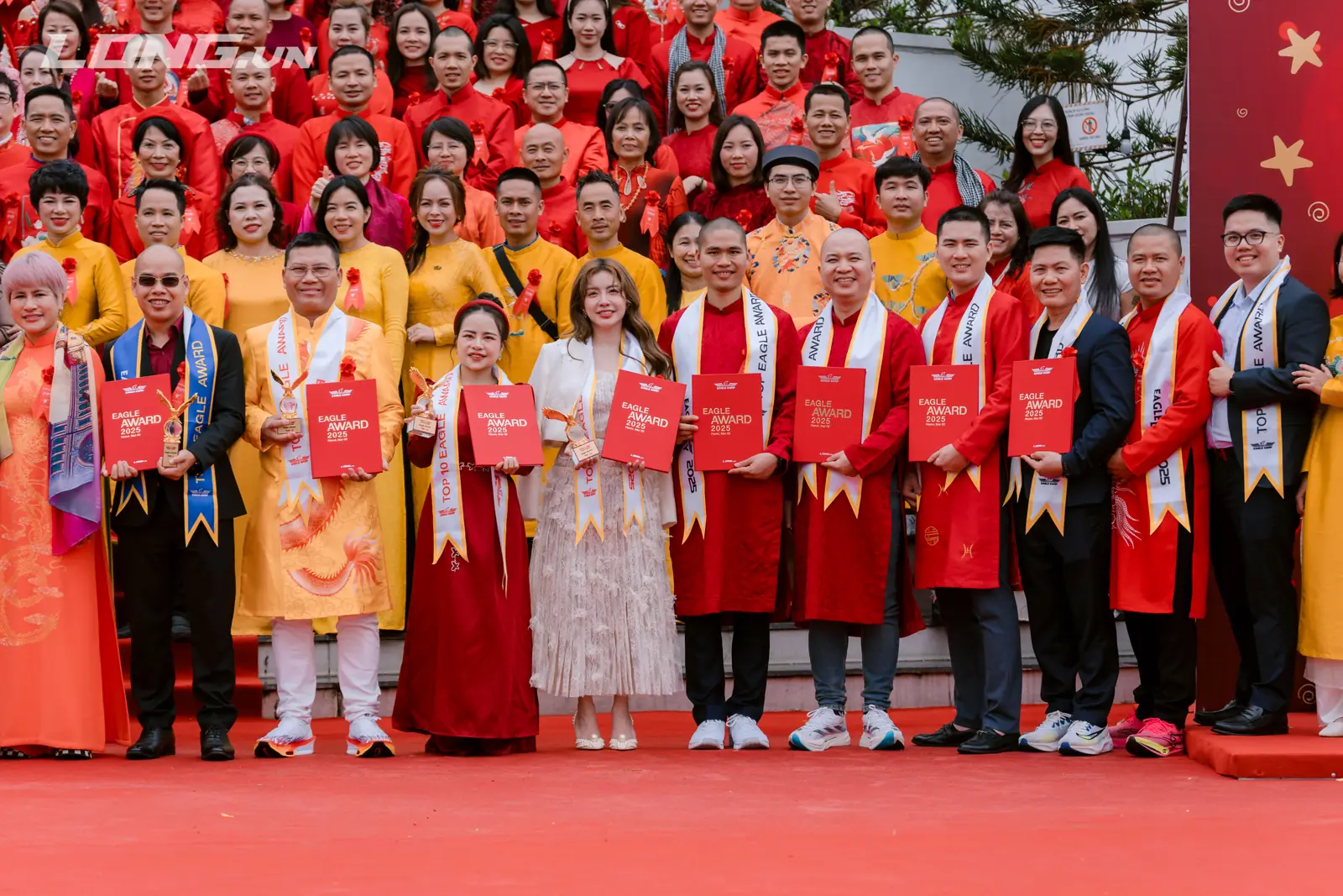 Đại diện các doanh nghiệp cầm chứng nhận Eagle Award 2025