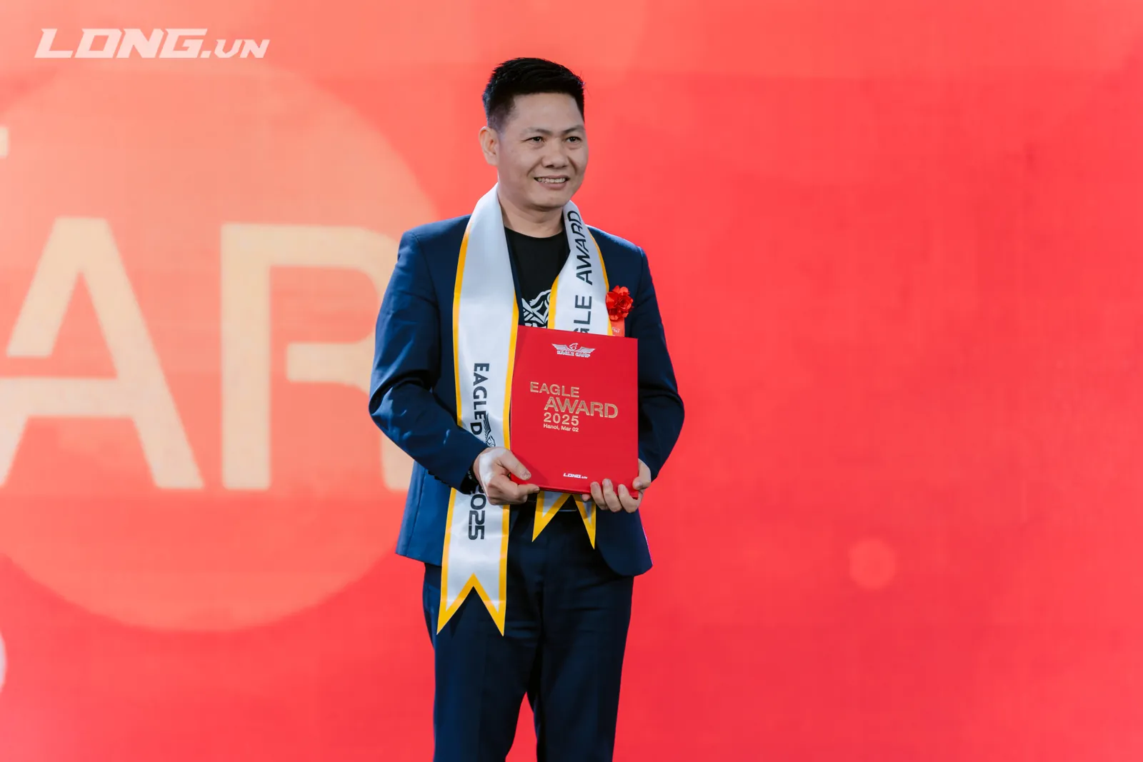 Nhà sáng lập Nguyễn Quốc Huy với chứng nhận Eagle Award 2025