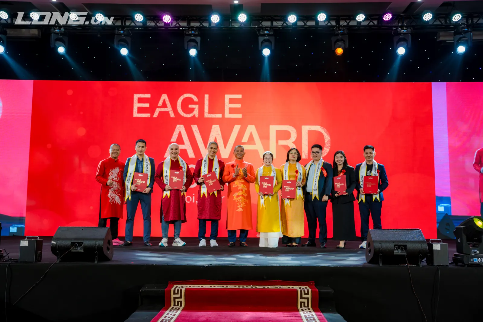 Các doanh nghiệp nhận giải trên sân khấu lễ trao giải Eagle Award 2025