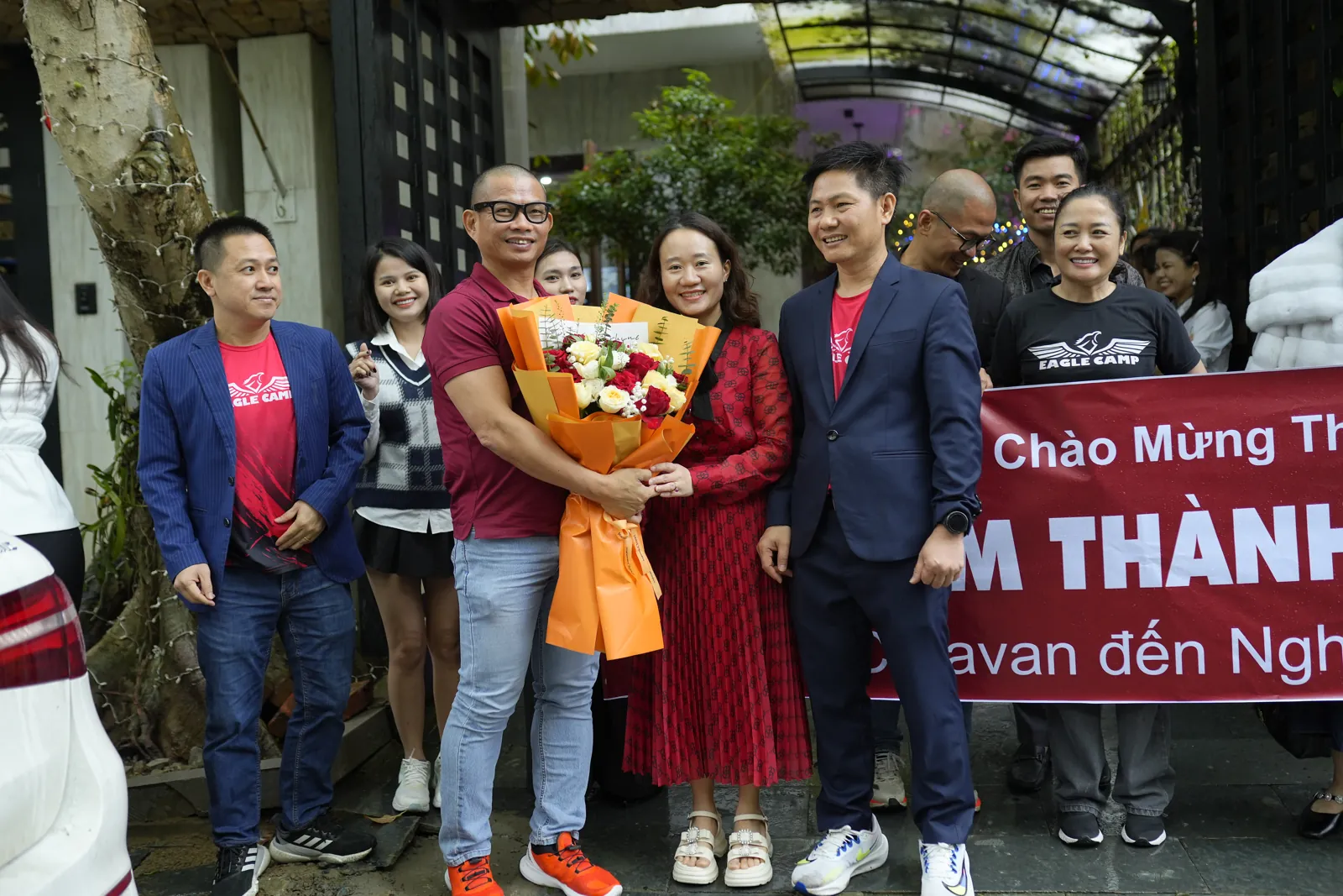 Tâm - Tầm - Tài tặng hoa đón thầy Phạm Thành Long và đoàn doanh nhân tại trụ sở