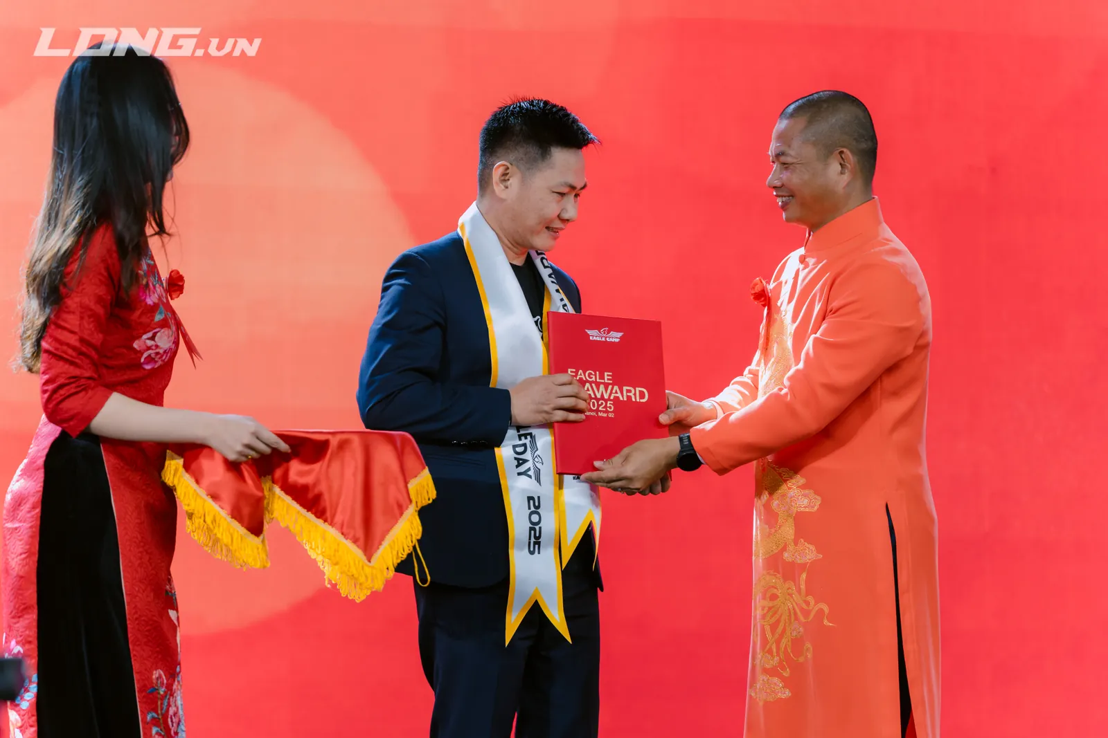 Nhà sáng lập Nguyễn Quốc Huy nhận giải Eagle Award 2025 hạng mục đại lý thuế tại Hà Nội