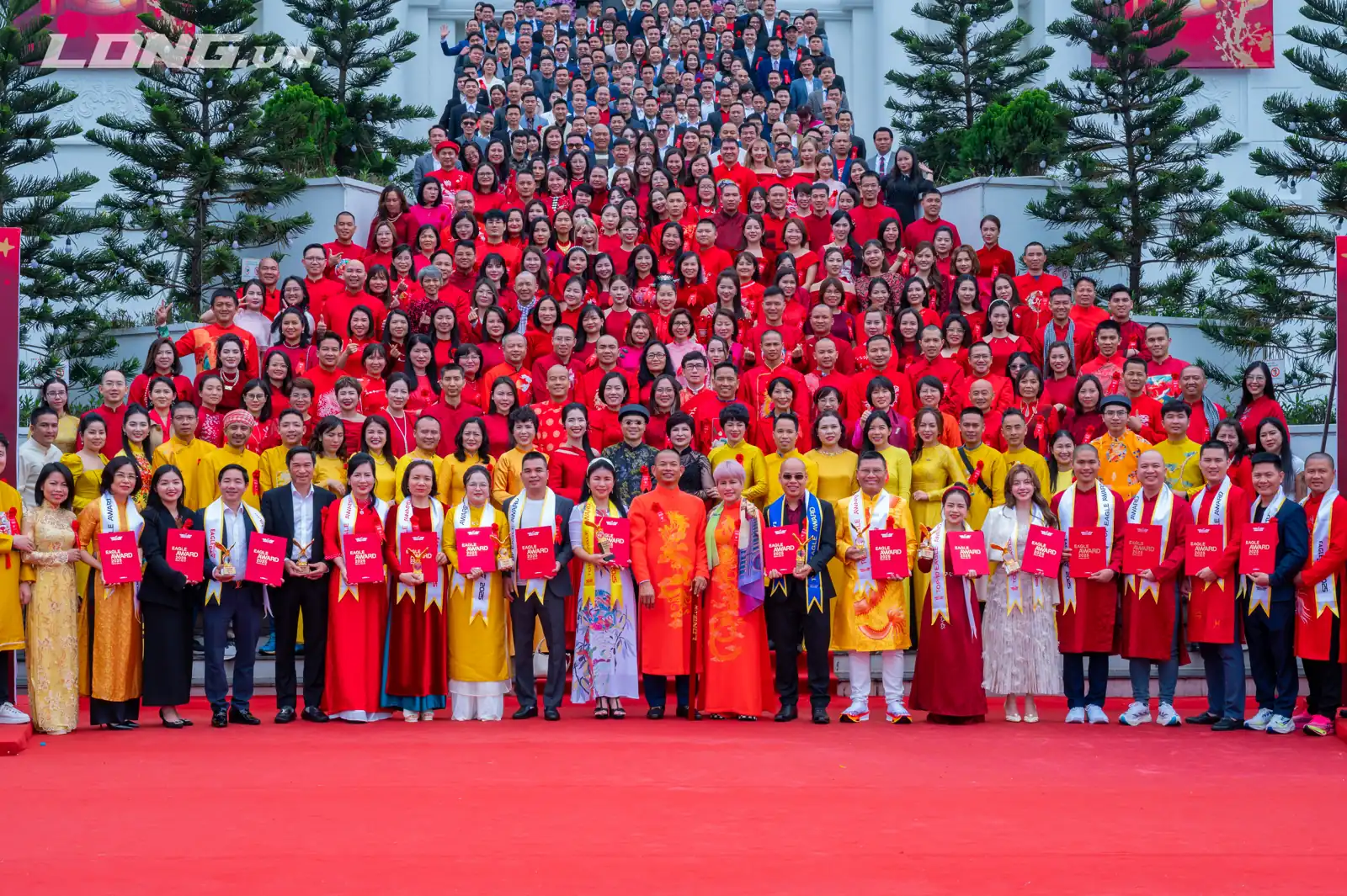 Tập thể các doanh nghiệp đạt giải Eagle Award 2025 tại lễ vinh danh ở Hà Nội