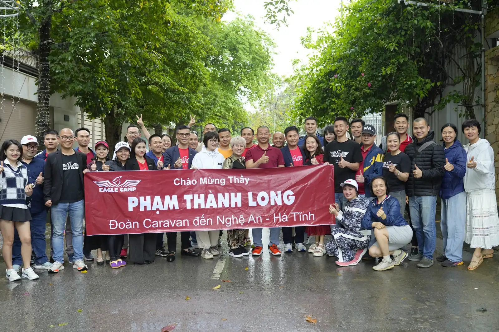 Thầy Phạm Thành Long cùng đoàn Caravan doanh nhân đến thăm Công ty Tâm - Tầm - Tài