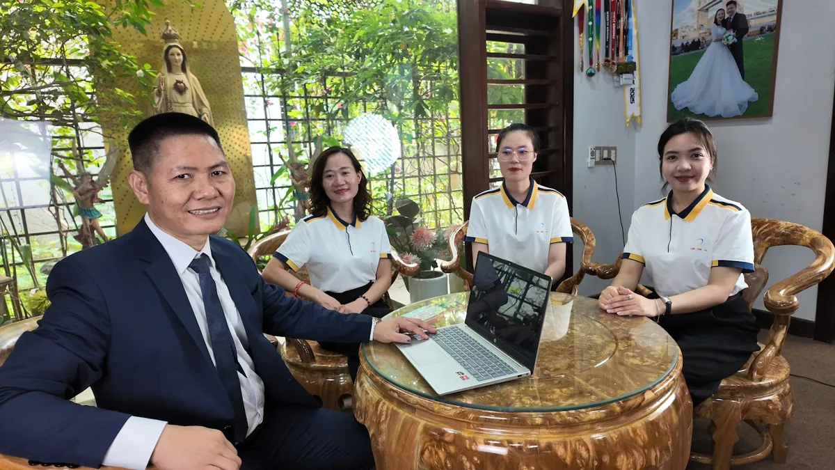 Anh Nguyễn Quốc Huy và ba nhân viên nữ ngồi quanh bàn tròn tại Tâm - Tầm - Tài – Chi phí thành lập công ty