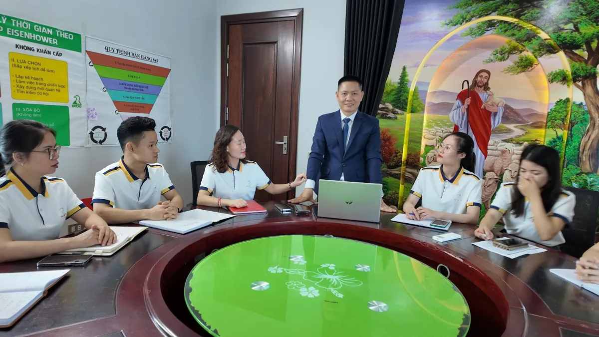 Toàn cảnh buổi họp nhóm quanh bàn tròn, anh Nguyễn Quốc Huy đứng phía sau tại Tâm - Tầm - Tài – Chi phí thành lập công ty