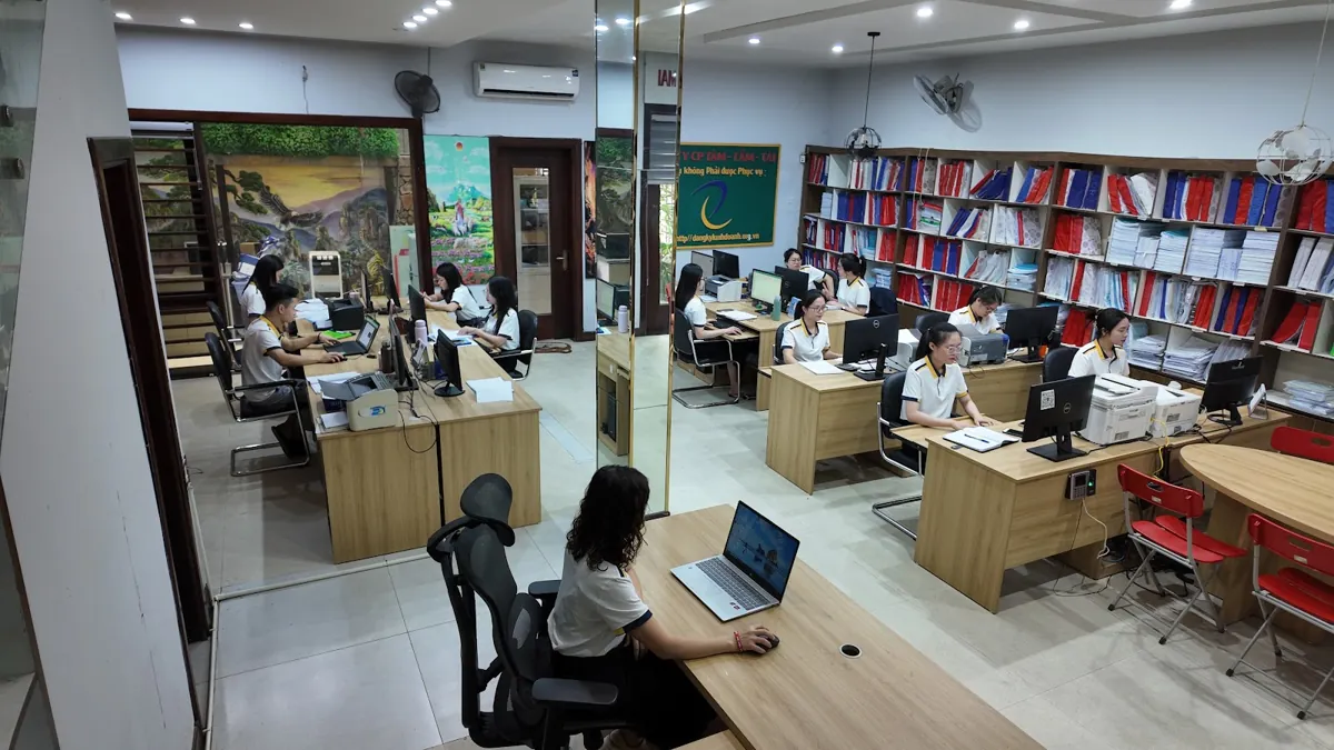 Văn phòng Tâm - Tầm - Tài nhiều bàn làm việc, nhân viên ngồi máy tính – Chi phí thành lập công ty