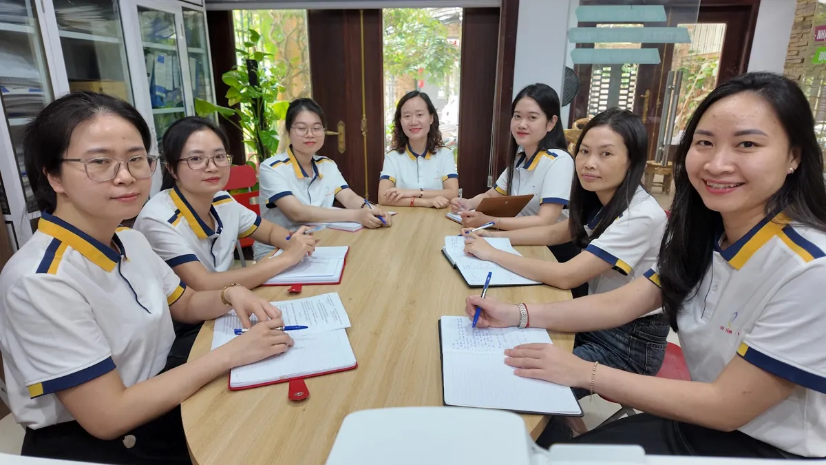 Nhóm nhân viên nữ họp quanh bàn dài, mỉm cười nhìn ống kính tại Tâm - Tầm - Tài – Có nên thành lập công ty cổ phần