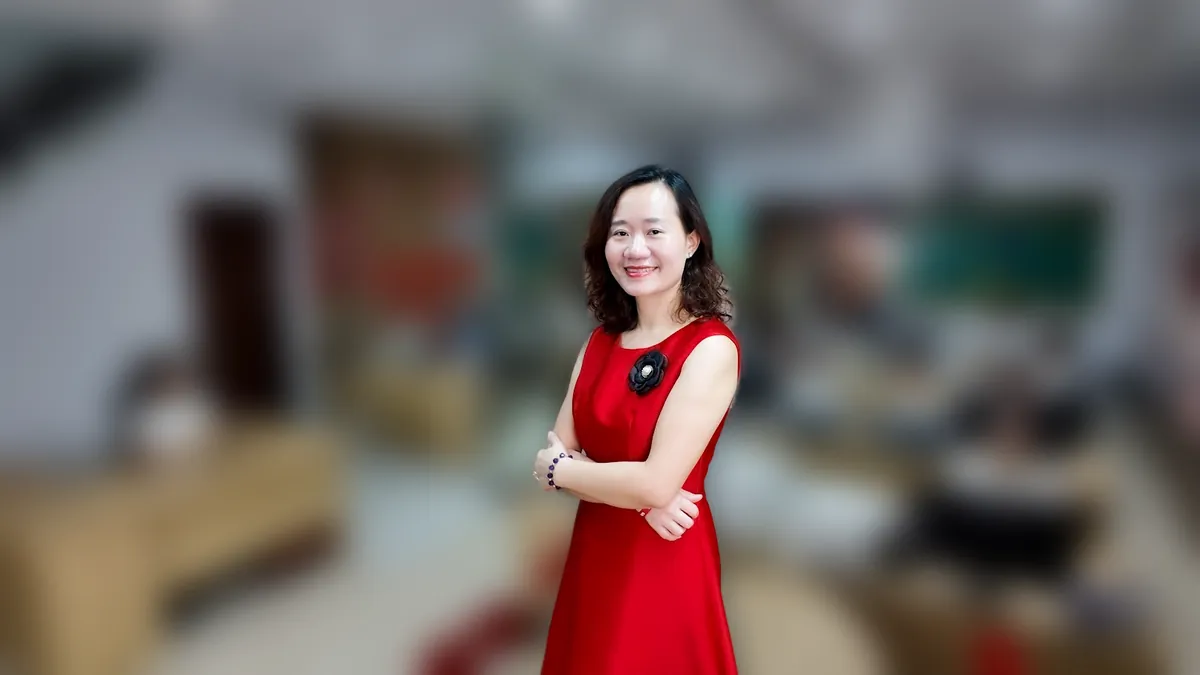 Chị Thảo Nguyễn váy caro đỏ đưa hai tay như giới thiệu, mỉm cười tại văn phòng Tâm - Tầm - Tài – chia sẻ về có nên thành lập công ty cổ phần