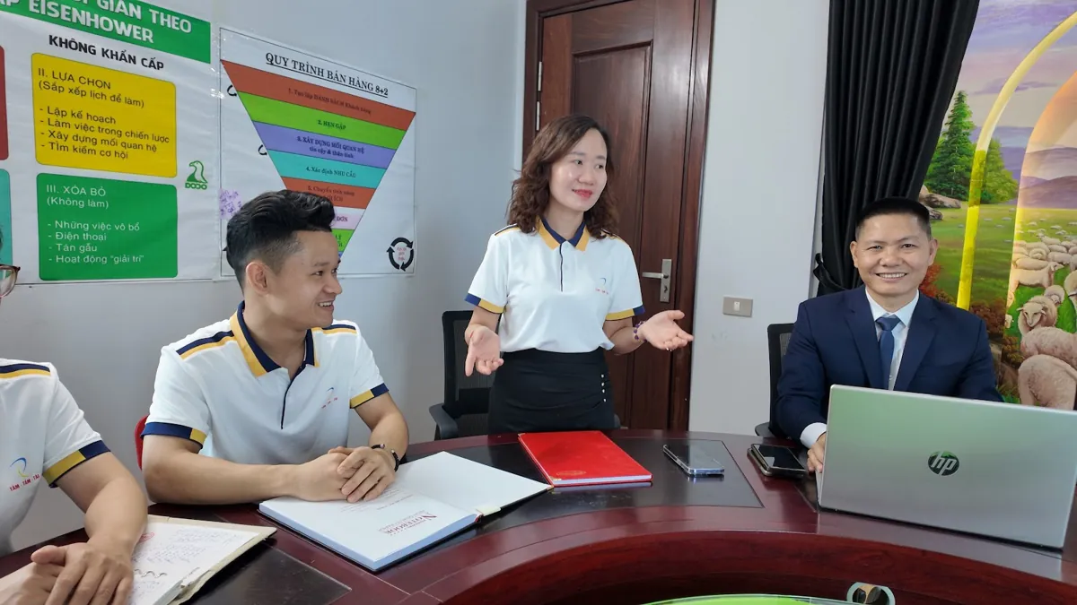Chị Thảo Nguyễn trình bày nội dung trong buổi họp với nhân viên tại Tâm - Tầm - Tài – chia sẻ về có nên thành lập công ty tnhh một thành viên