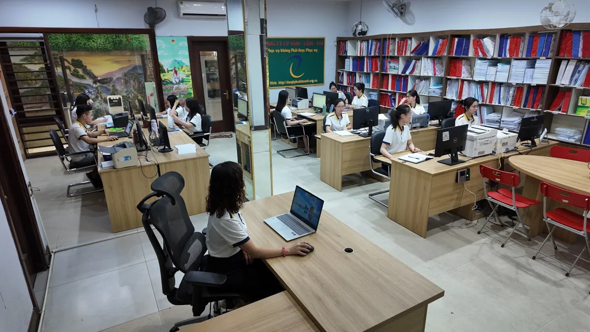 Văn phòng Tâm - Tầm - Tài với dãy bàn, kệ hồ sơ và nhân viên làm việc – Có nên thành lập công ty tnhh một thành viên