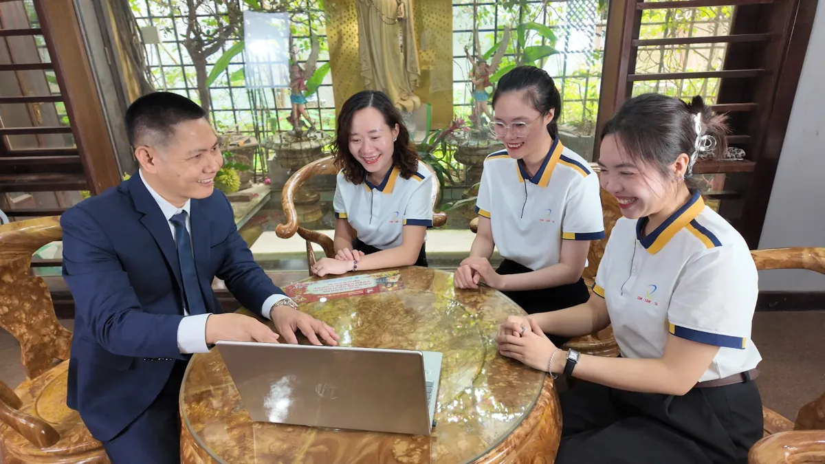 Anh Nguyễn Quốc Huy giải thích trên laptop, chị Thảo và nhân viên lắng nghe tại Tâm - Tầm - Tài – Đại lý thuế là gì