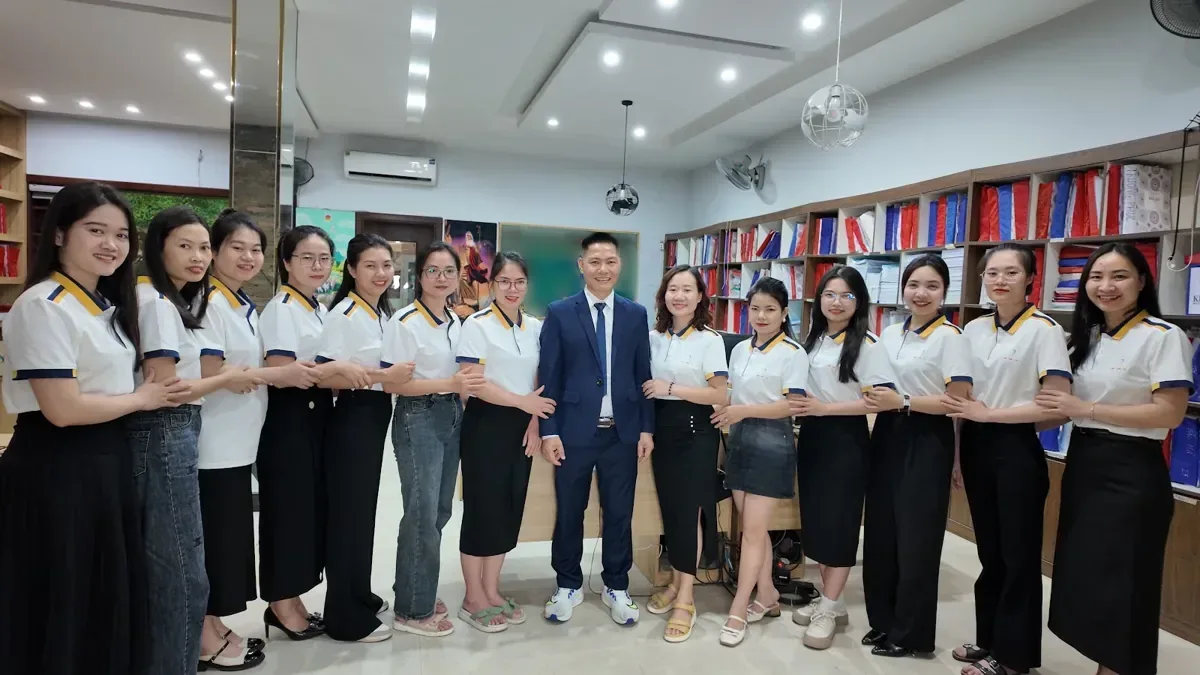 Đội ngũ nhân viên xếp hàng chụp ảnh cùng anh Nguyễn Quốc Huy tại Tâm - Tầm - Tài – Đăng ký hóa đơn điện tử