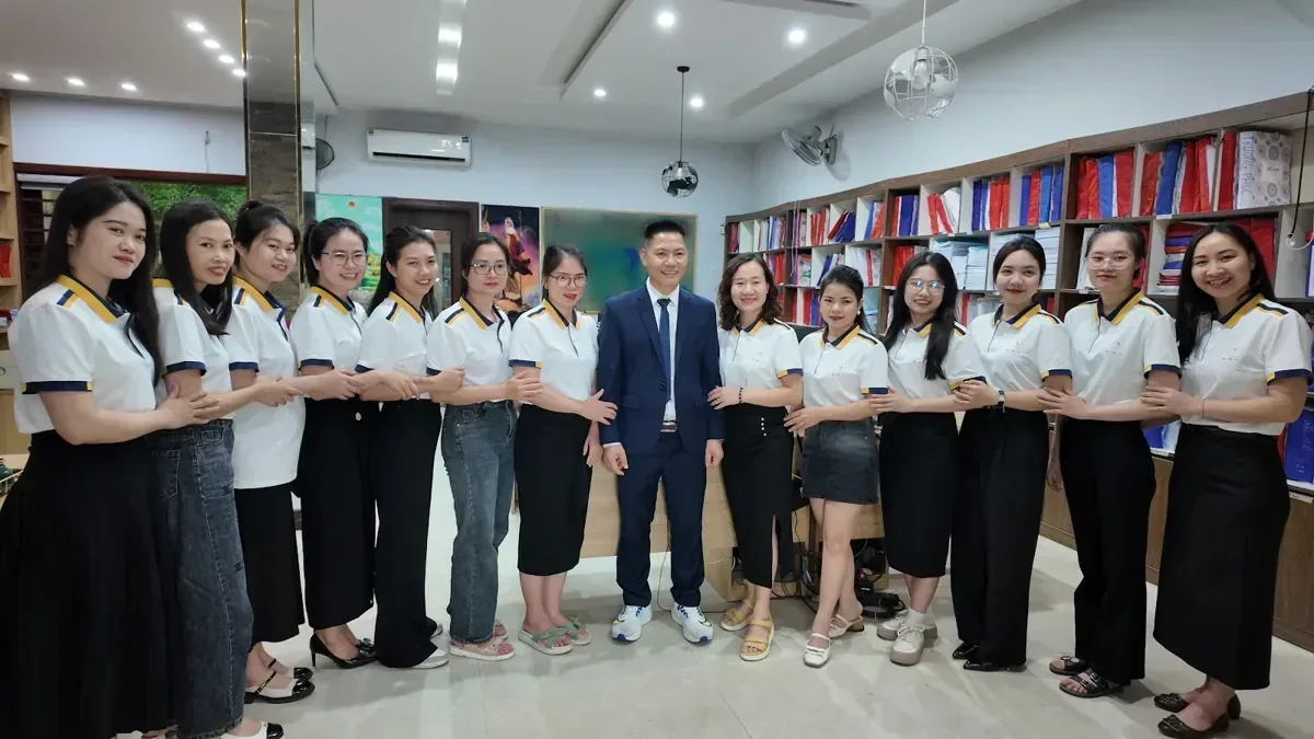 Ảnh tập thể đội ngũ đồng phục trắng trong văn phòng Tâm - Tầm - Tài – Đăng ký kinh doanh cần gì