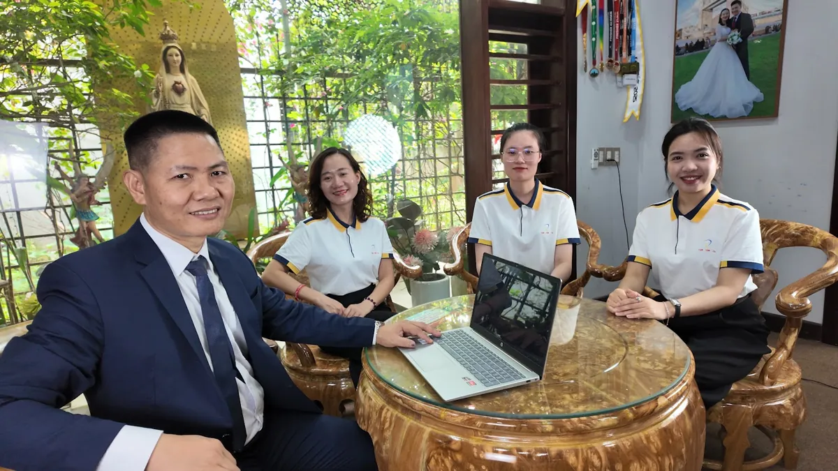Anh Nguyễn Quốc Huy và ba nhân viên nữ ngồi quanh bàn tròn tại Tâm - Tầm - Tài – Đăng ký kinh doanh dạy thêm