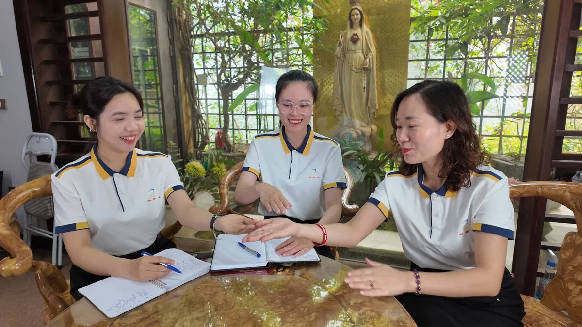 Chị Thảo Nguyễn trao đổi công việc với hai nhân viên bên bàn tròn tại Tâm - Tầm - Tài – chia sẻ về giáo viên dạy thêm có phải nộp thuế không