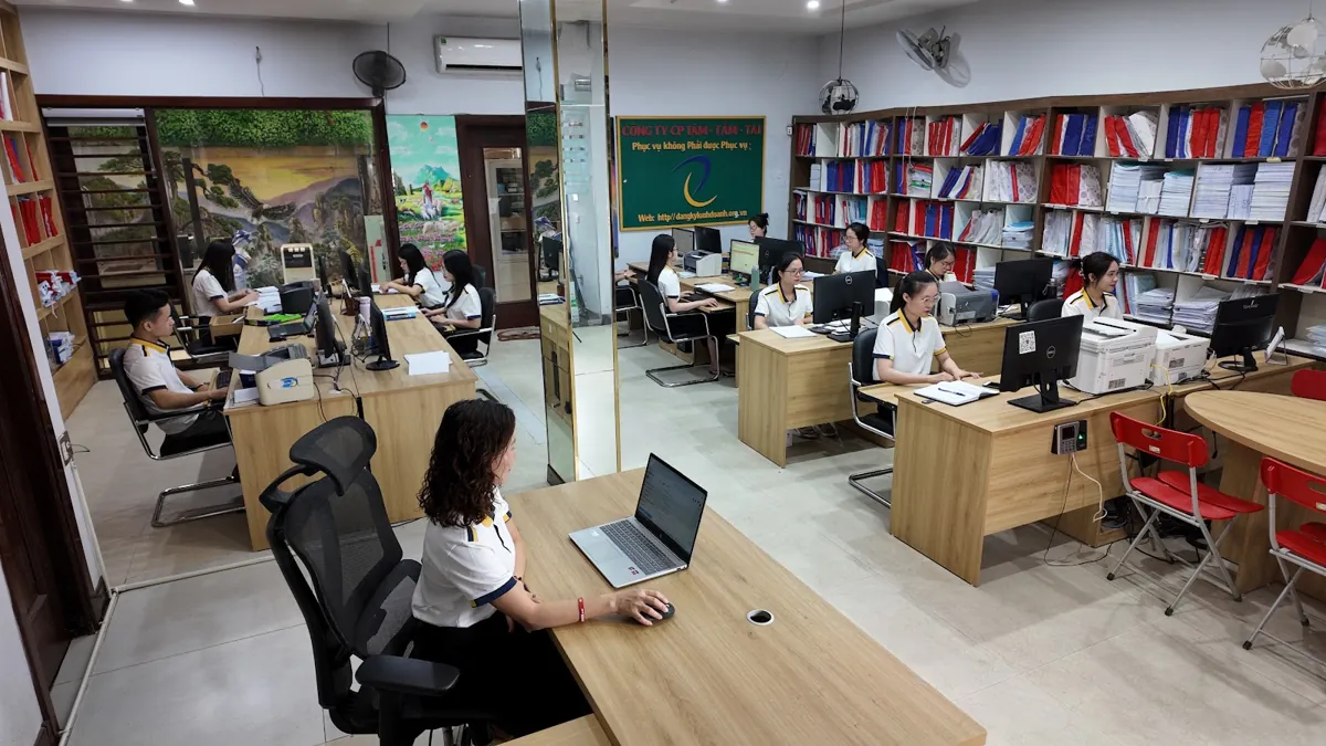 Không gian văn phòng Tâm - Tầm - Tài sáng, nhân viên làm việc với laptop – Giấy đăng ký kinh doanh 2026