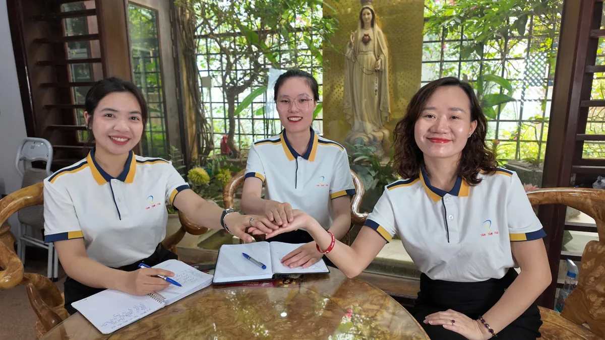 Chị Thảo Nguyễn trao đổi công việc với hai nhân viên bên bàn tròn tại Tâm - Tầm - Tài – chia sẻ về giấy đăng ký kinh doanh 2026