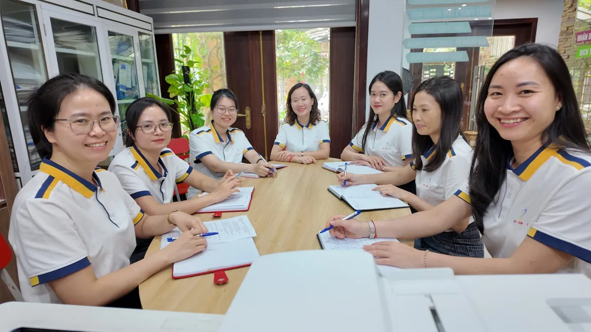 Buổi họp nhóm nhân viên nữ đồng phục tại phòng họp tại Tâm - Tầm - Tài – Hộ kinh doanh