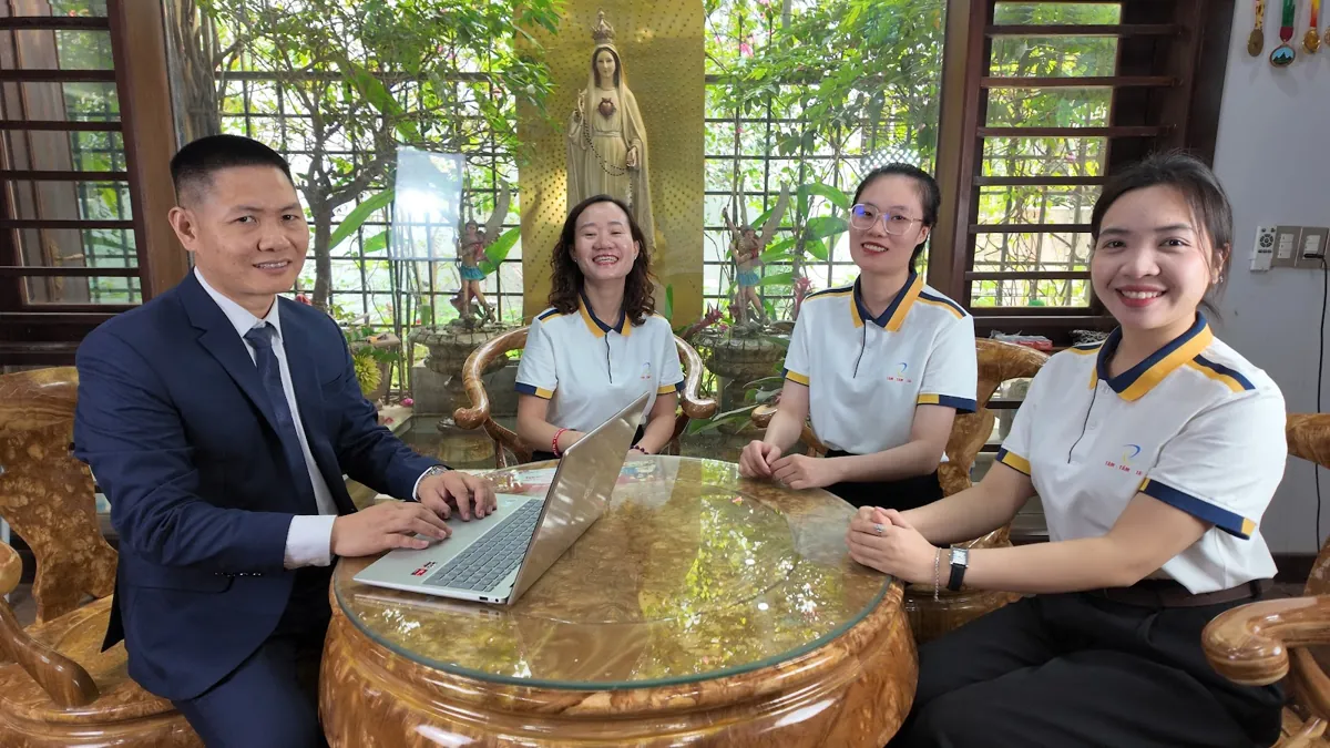 Anh Nguyễn Quốc Huy trao đổi với chị Thảo và nhân viên bên bàn tròn tại Tâm - Tầm - Tài – Hộ kinh doanh