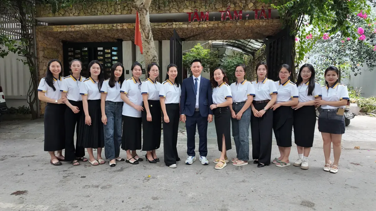 Tập thể nhân viên Tâm - Tầm - Tài trước trụ sở công ty
