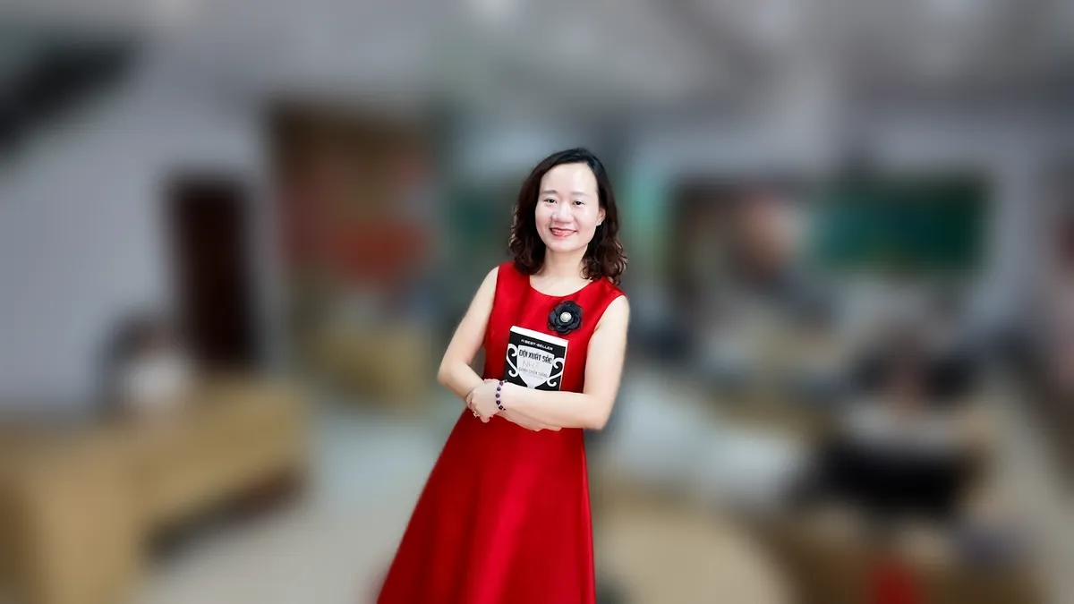 Chị Thảo Nguyễn váy caro đỏ đưa hai tay như giới thiệu, mỉm cười tại văn phòng Tâm - Tầm - Tài – chia sẻ về mở công ty xây dựng cần gì