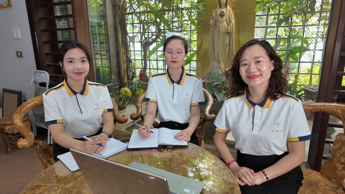 Chị Thảo Nguyễn cùng hai nhân viên đồng phục ngồi bàn tròn, mỉm cười tại Tâm - Tầm - Tài – chia sẻ về nâng tầm doanh nghiệp nhỏ