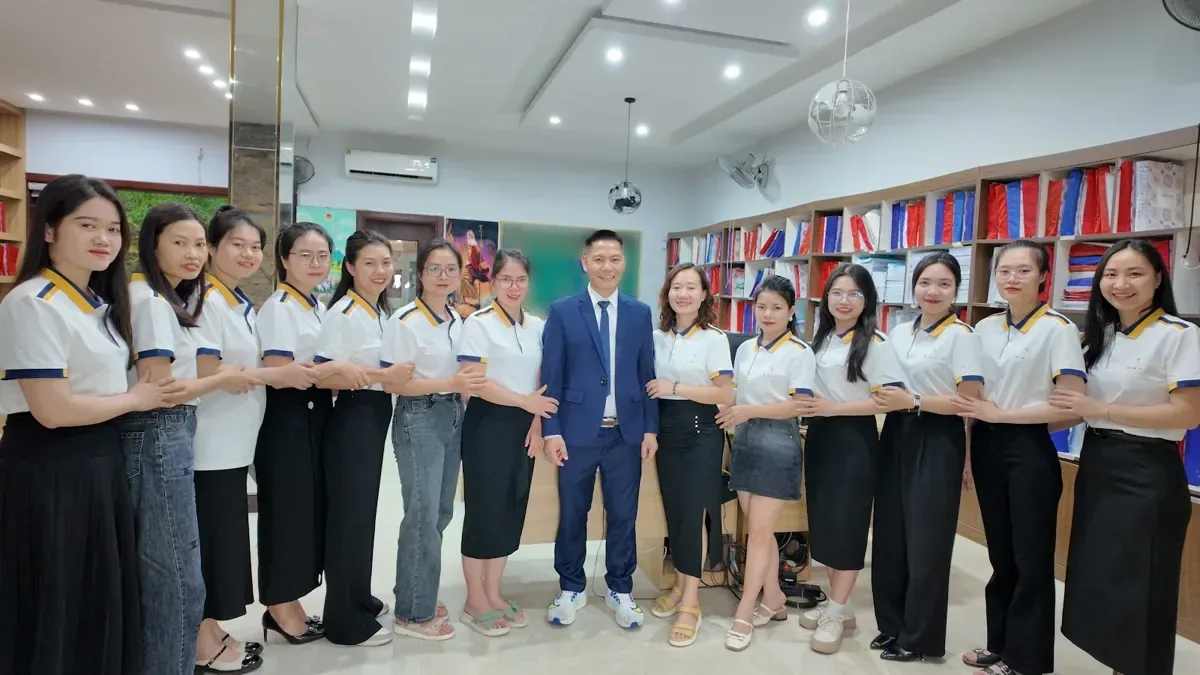 Đội ngũ nhân viên xếp hàng chụp ảnh cùng anh Nguyễn Quốc Huy