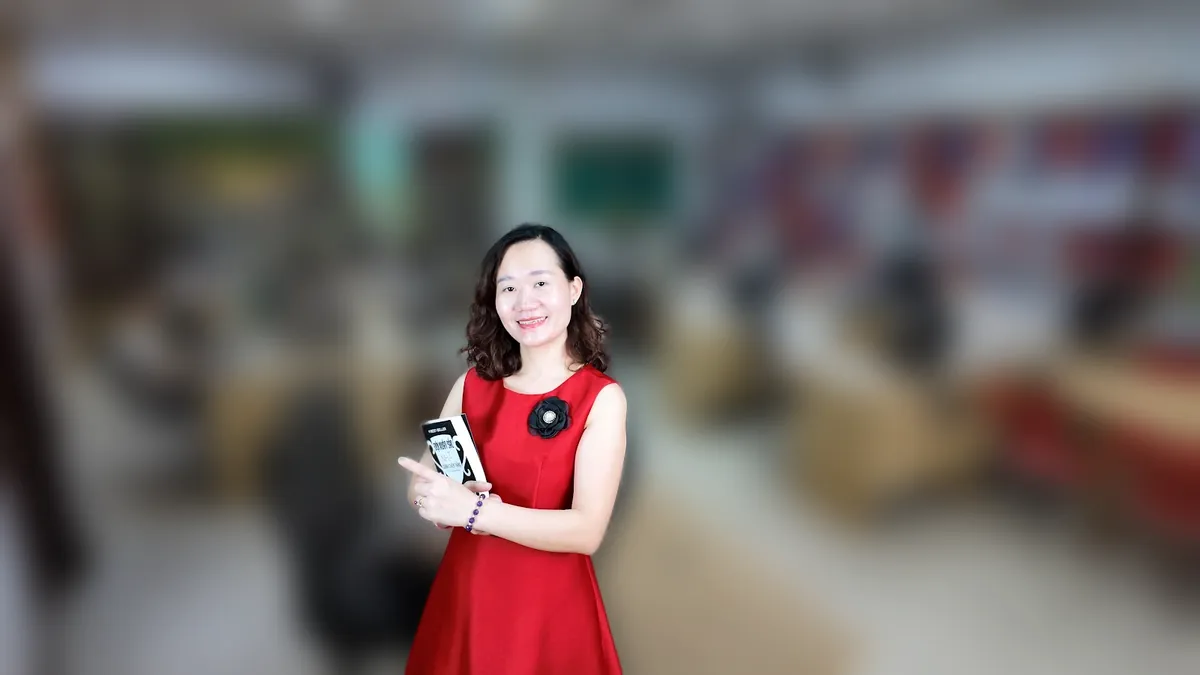 Thảo váy đỏ đứng cầm điện thoại tại văn phòng Tâm - Tầm - Tài