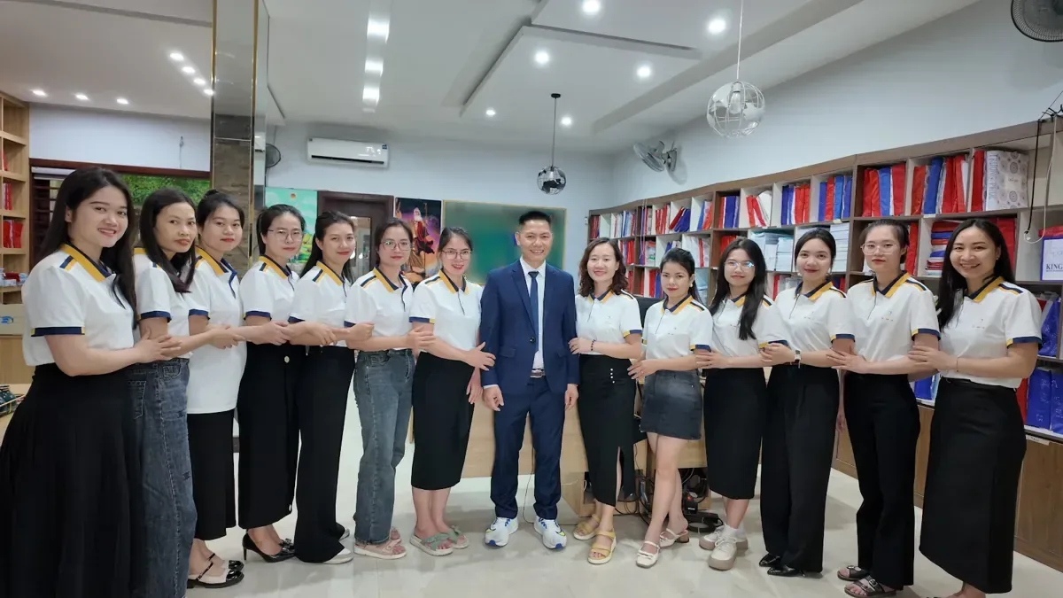 Đội ngũ nhân viên xếp hàng chụp ảnh cùng anh Nguyễn Quốc Huy tại Tâm - Tầm - Tài – Thành lập chi nhánh công ty