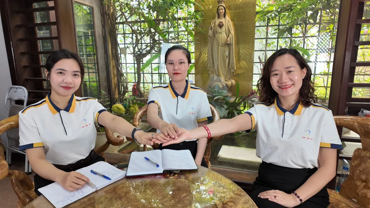 Thảo trao đổi công việc với hai nhân viên bên bàn tròn
