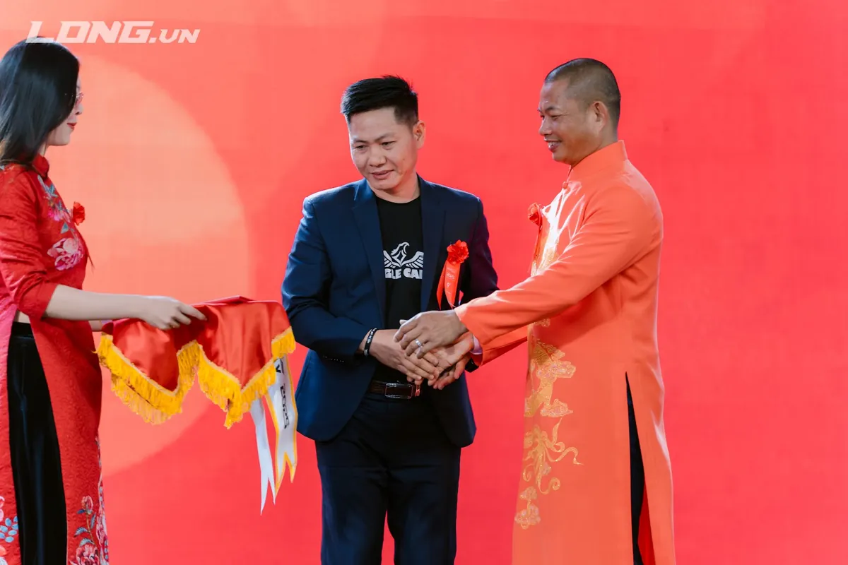 Anh Nguyễn Quốc Huy bắt tay thầy Long trên sân khấu Eagle Award – Thảo nguyễn tâm tầm tài