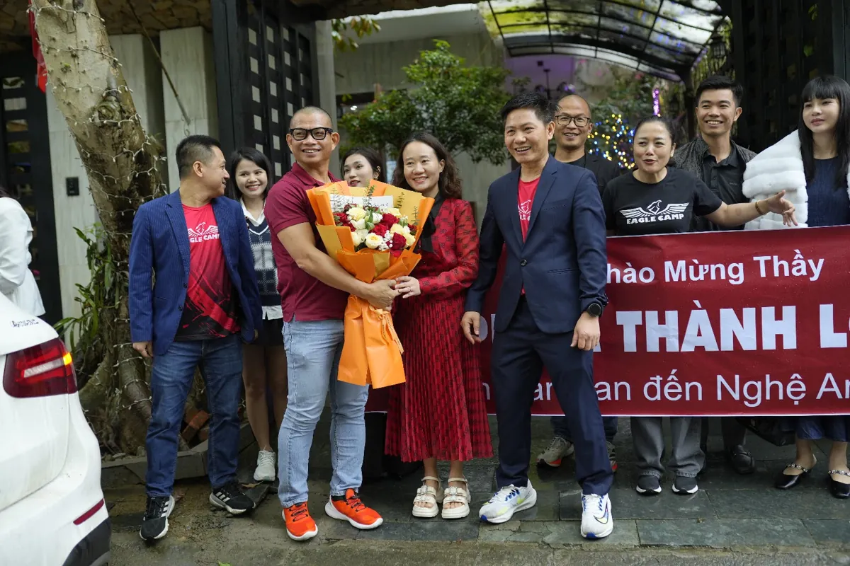 Thầy Long, chị Thảo và khách đứng cạnh băng rôn chào mừng tại Tâm - Tầm - Tài – Thảo nguyễn tâm tầm tài