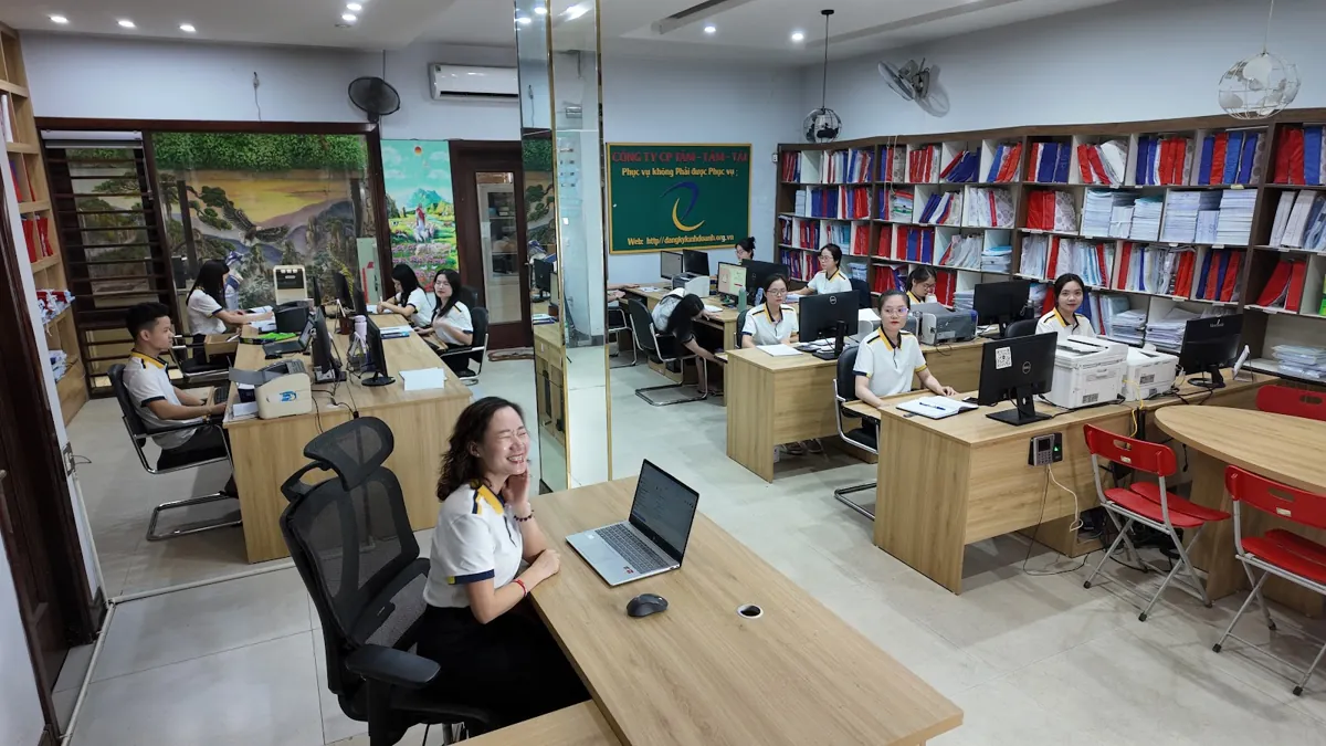 Không gian văn phòng Tâm - Tầm - Tài sáng, nhân viên làm việc với laptop – Thay đổi đăng ký kinh doanh