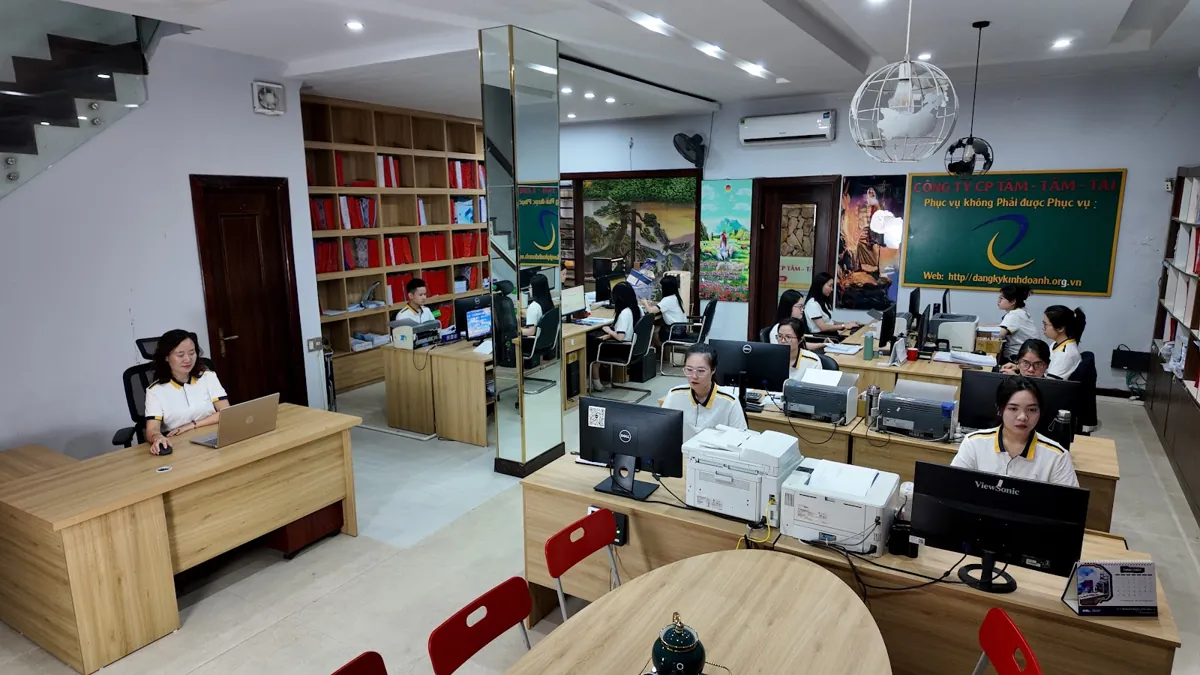 Góc văn phòng Tâm - Tầm - Tài với bàn tiếp khách, nhân viên làm việc phía sau – Thủ tục thành lập công ty 2026