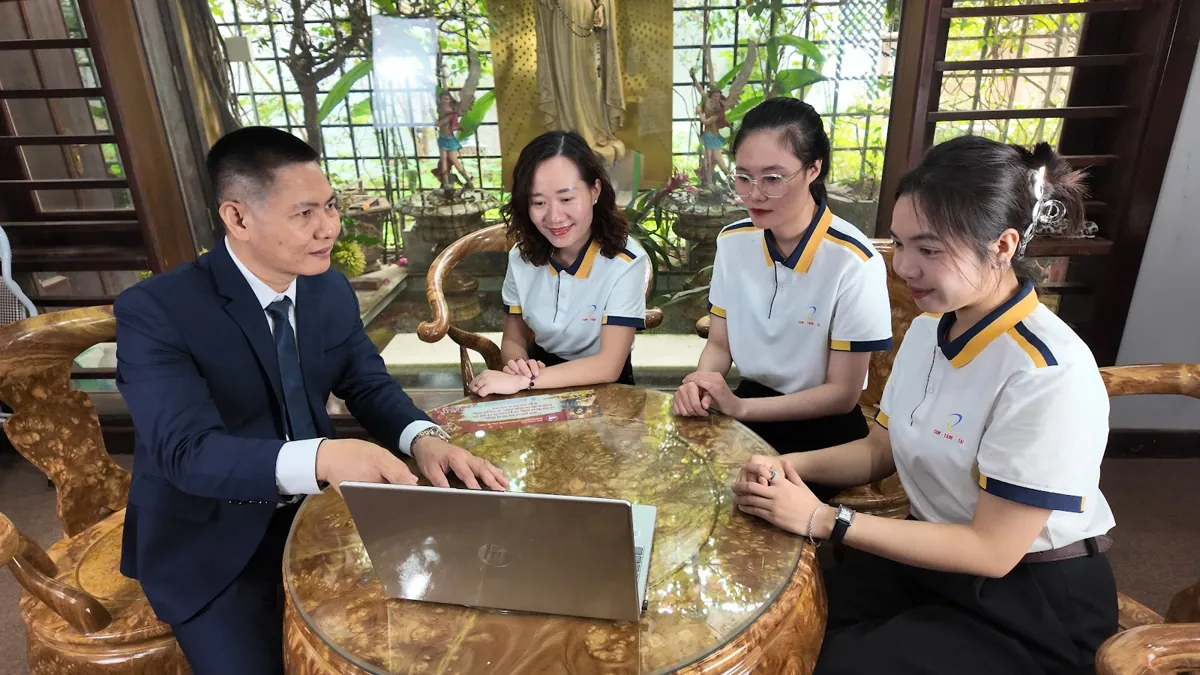 Anh Nguyễn Quốc Huy giải thích trên laptop, chị Thảo và nhân viên lắng nghe tại Tâm - Tầm - Tài – Thủ tục thành lập công ty 2026