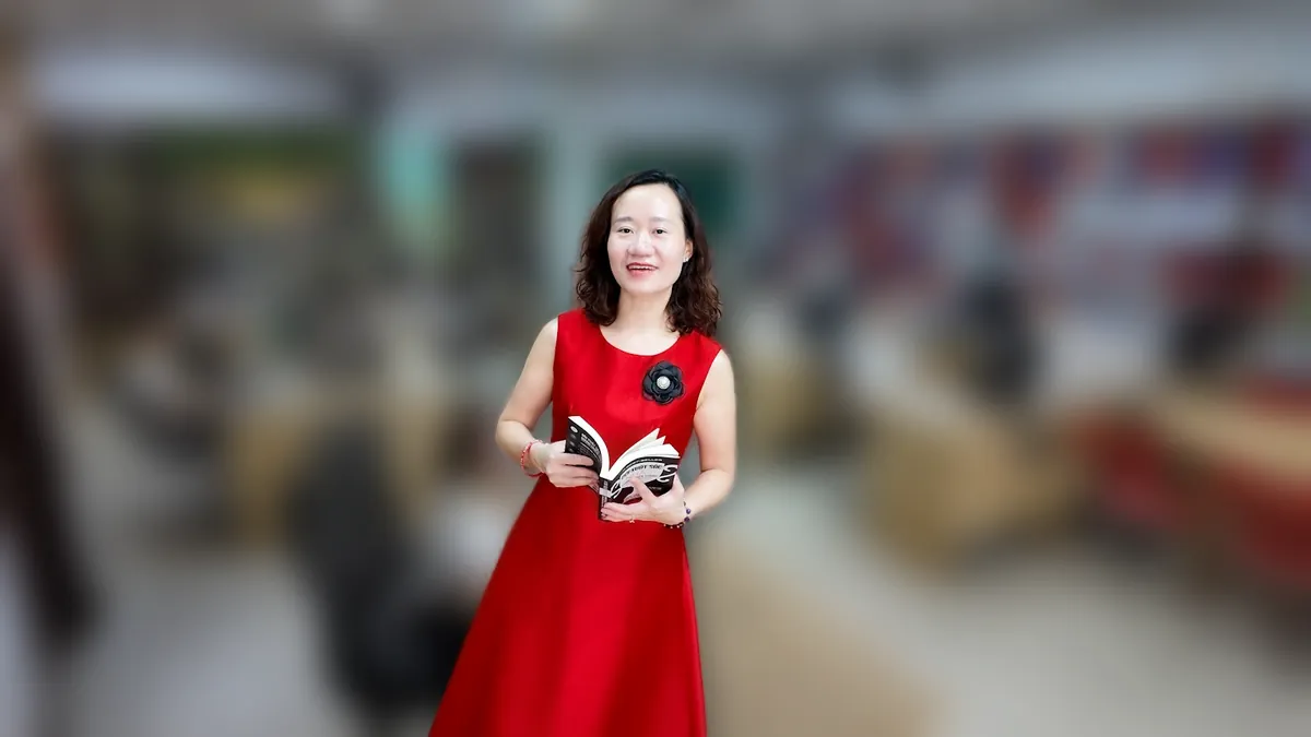 Chị Thảo Nguyễn váy đỏ cầm điện thoại, đứng mỉm cười tại văn phòng Tâm - Tầm - Tài – chia sẻ về thủ tục thành lập công ty 2026