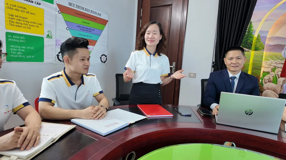 Chị Thảo Nguyễn trình bày nội dung trong buổi họp với nhân viên tại Tâm - Tầm - Tài – chia sẻ về tra cứu nhãn hiệu trước khi đăng ký
