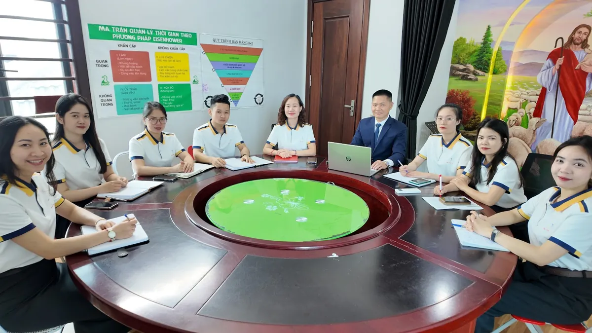 Nhân viên và anh Nguyễn Quốc Huy họp quanh bàn tròn lớn tại Tâm - Tầm - Tài – Vốn điều lệ góp trong bao lâu