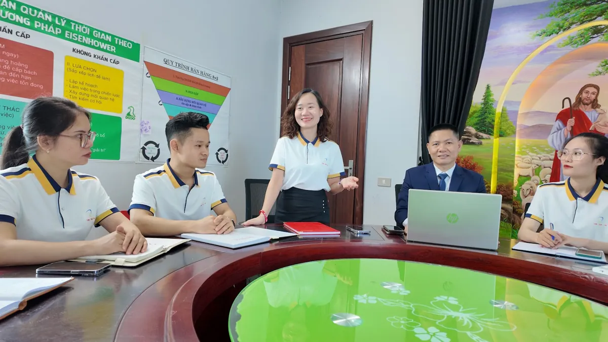 Thảo đứng trình bày trong buổi họp quanh bàn tròn