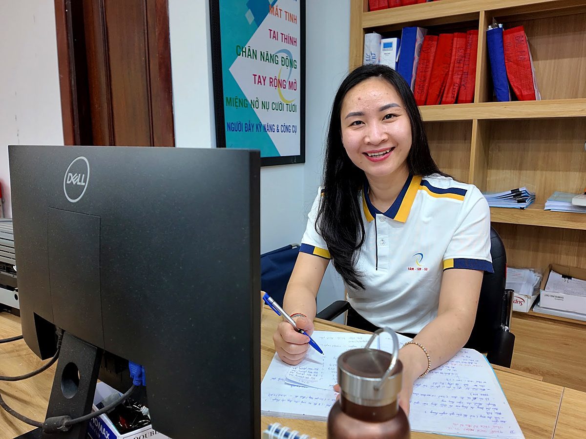 Chuyên viên Tâm - Tầm - Tài soạn đơn và theo dõi thông báo thẩm định nhãn hiệu