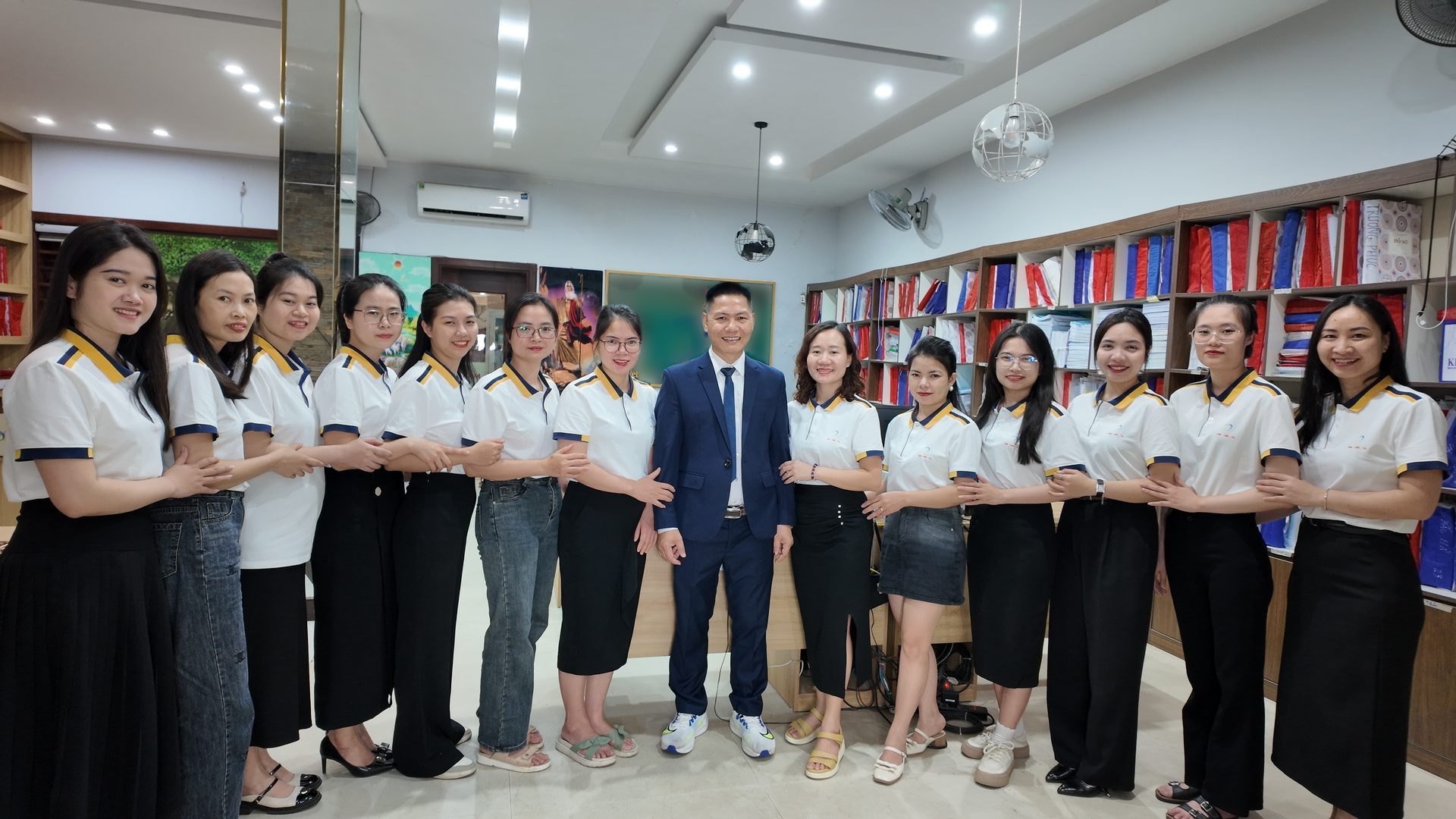 Tập thể nhân viên Tâm - Tầm - Tài cùng nhà sáng lập Nguyễn Quốc Huy tại văn phòng