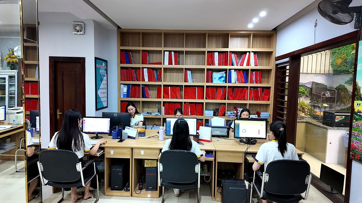Đội ngũ kế toán Tâm - Tầm - Tài theo dõi hạn kê khai thuế cho công ty mới thành lập