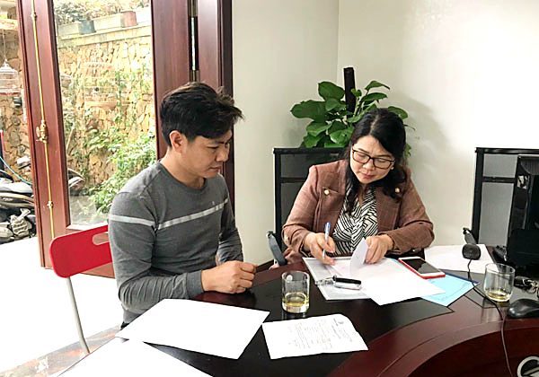 Khách hàng ký hồ sơ đăng ký thành lập công ty cùng chuyên viên Tâm - Tầm - Tài